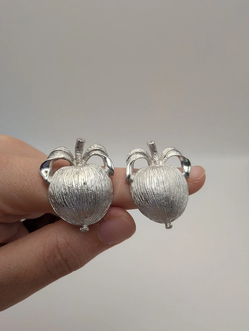 Vintage Sarah Coventry Silver Toned Apple Textured Clip On Earrings